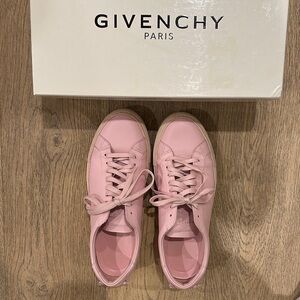 Givenchy Men’s Sneakers in Soft Pink
